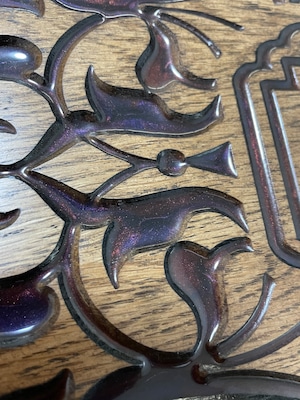 ヴィンテージ風彫刻テーブル（レッド&パープル）