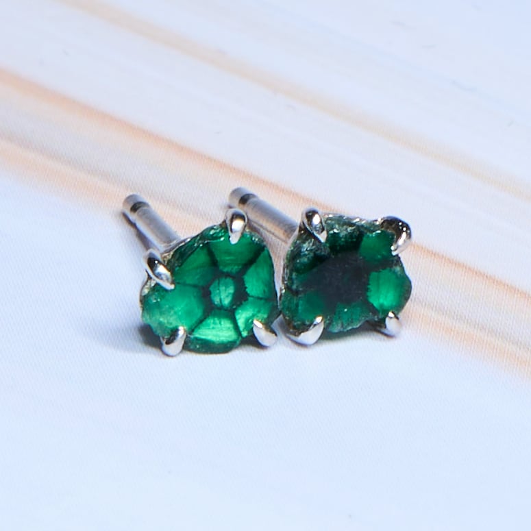 稀少石】トラピッチェエメラルド スタッドピアス(コロンビア産/Pt900