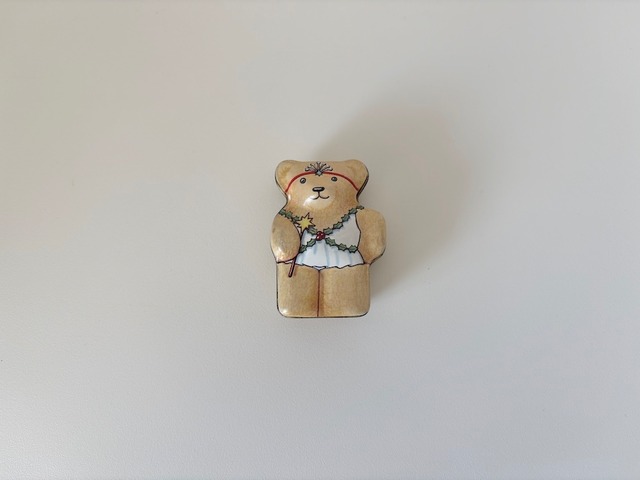 【ENGLAND】天使の衣装を着ているくまの缶 HUNKY DORY DESIGN BY DANA KUBICK / A bear in an angel costume in a can. HUNKY DORY DESIGN BY DANA KUBICK