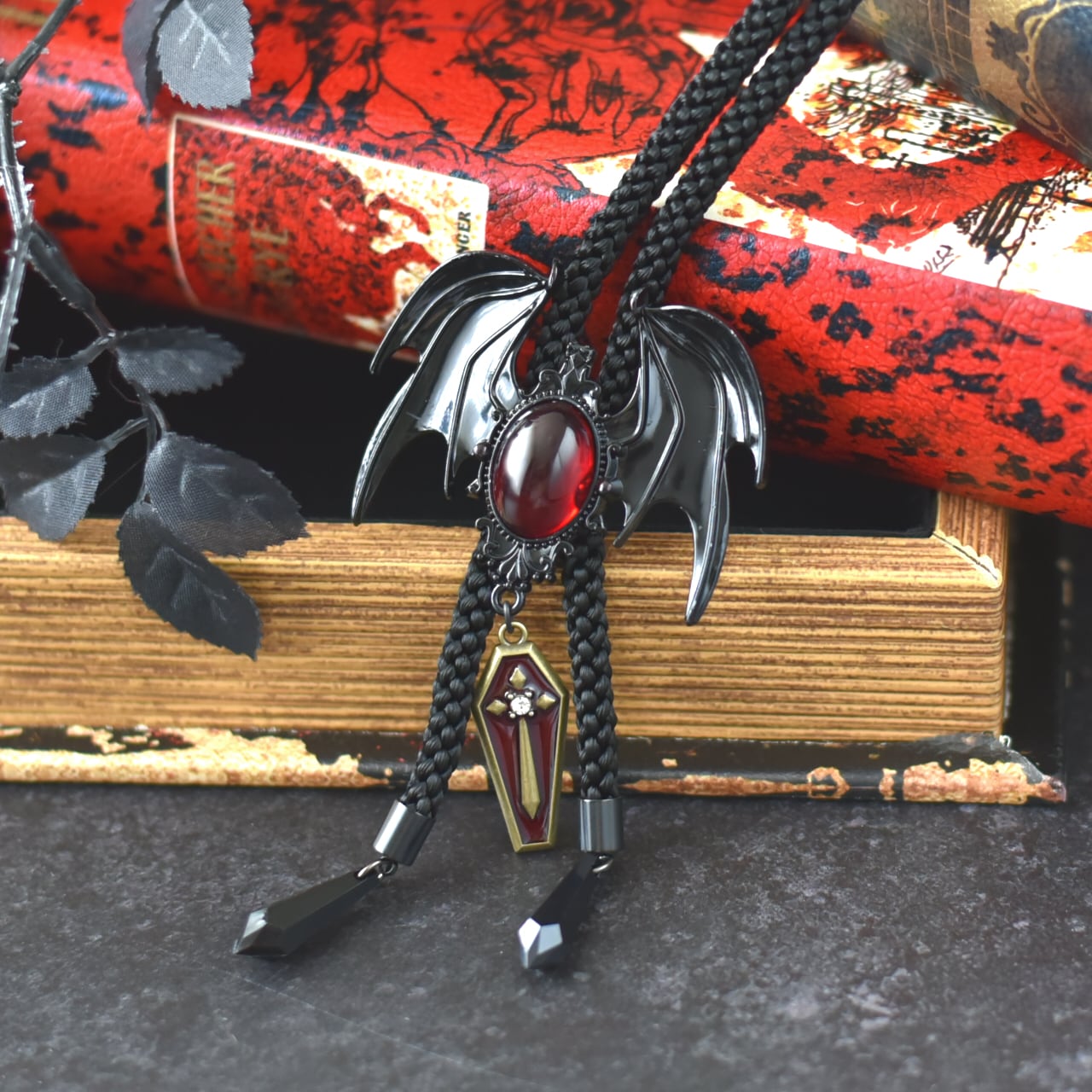 Devi Devi|悪魔召喚や吸血鬼を思わせる黒×赤の魅力とデビルウィングのループタイ/ゴシック 羽根 翼 ハロウィン メンズ デビル