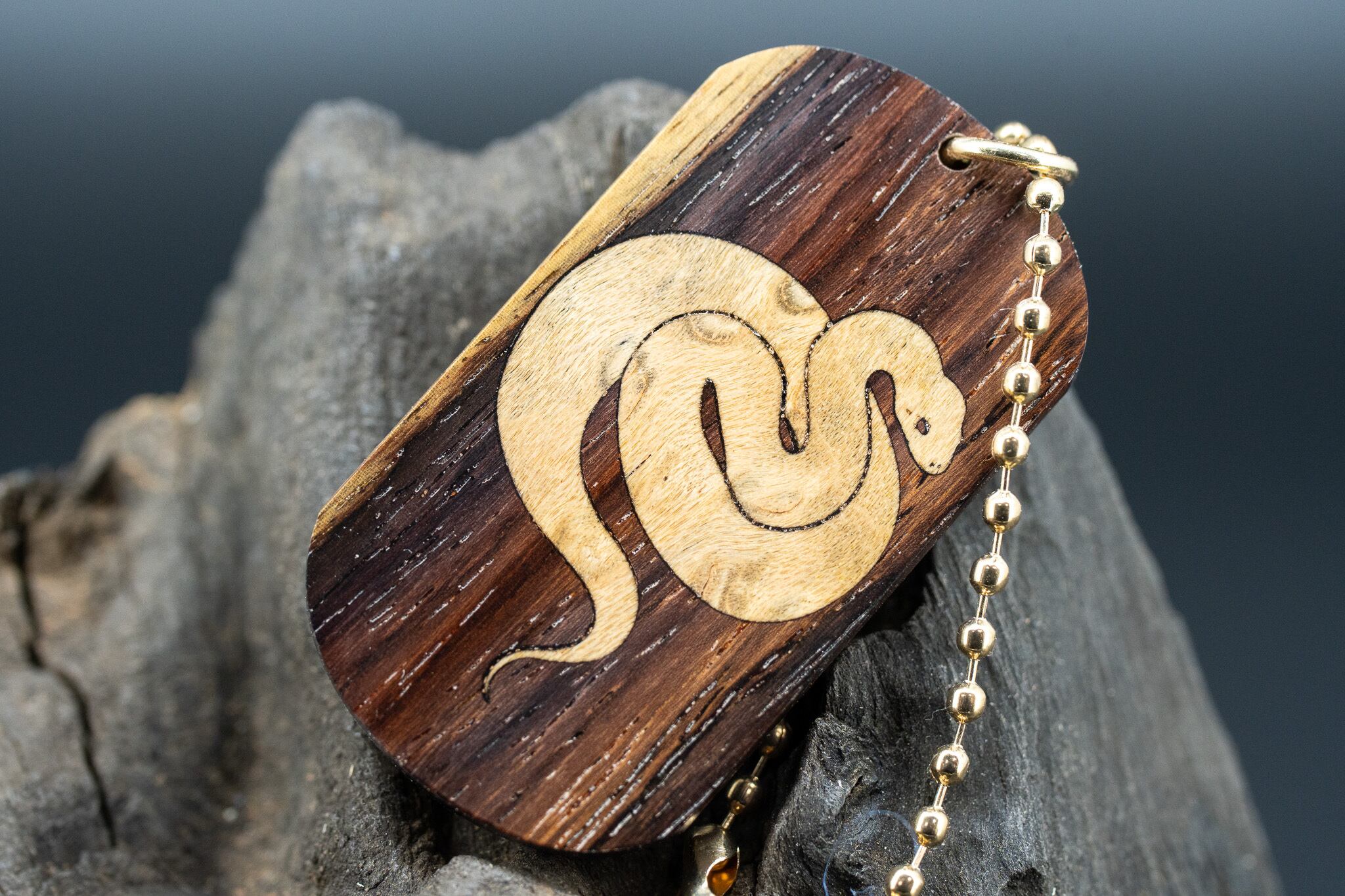 【唐木三大銘木】 紫檀 (ソノケリン) ドッグタグ 象嵌 干支タグ 乙巳