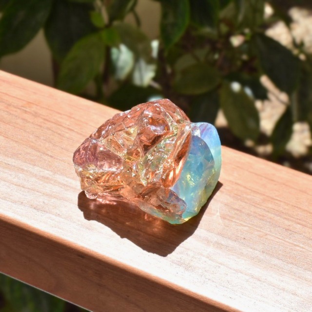 〈虹がいっぱい〉《 オパレッセントブルー & ピンクイエロー 》 シエラネバダ産アンダラクリスタル原石