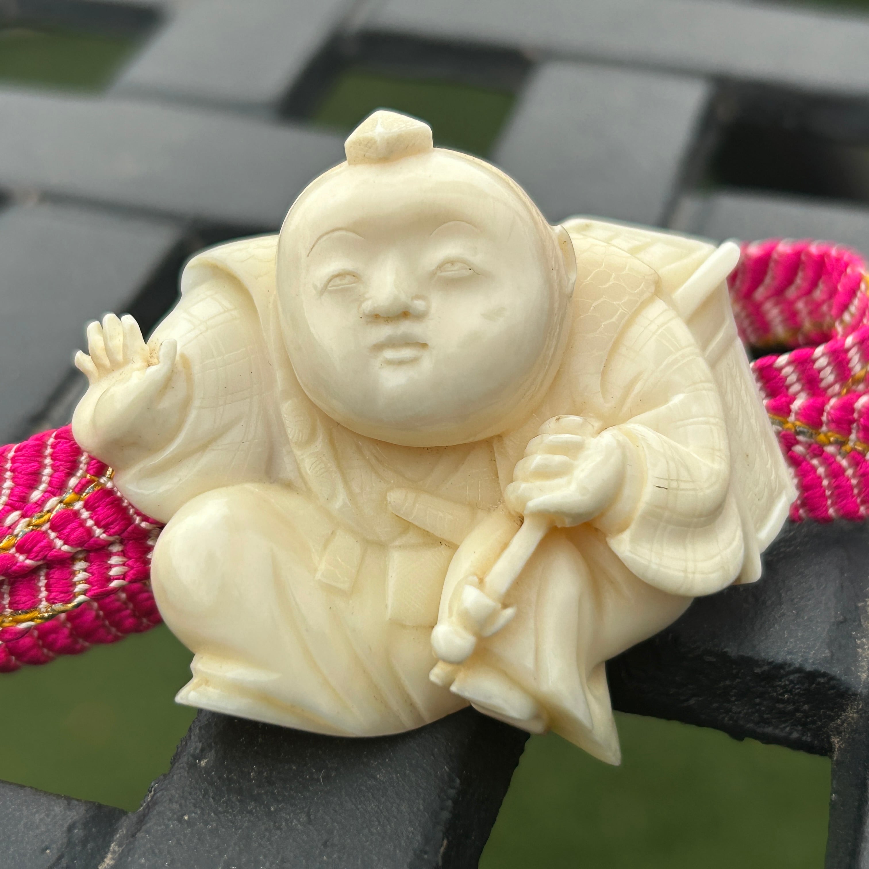 アンティーク　マッコウ鯨歯　なんだか福々しい中間の帯留め