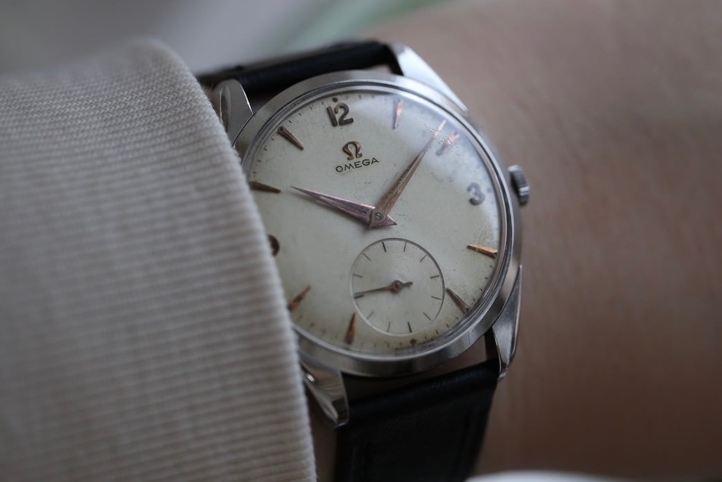 OH済 オメガ 30mmキャリバー サンレイ 飛びアラビア ドルフィン針 手巻き OMEGA】 1956年製 オメガ 30mmキャリバー スモールセコンド 飛び