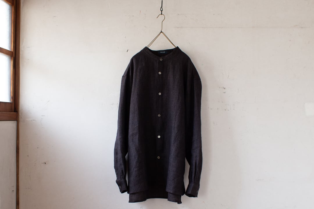 【予約販売】SALUÉ ユニセックスバンドカラーシャツ/ウールリネンジャガード〈ブラウン×ブラック〉