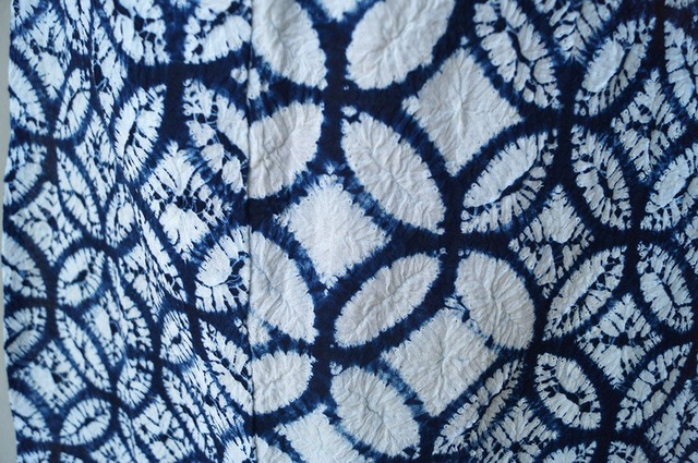【浴衣】濃藍色×白色　七宝文　絞り浴衣