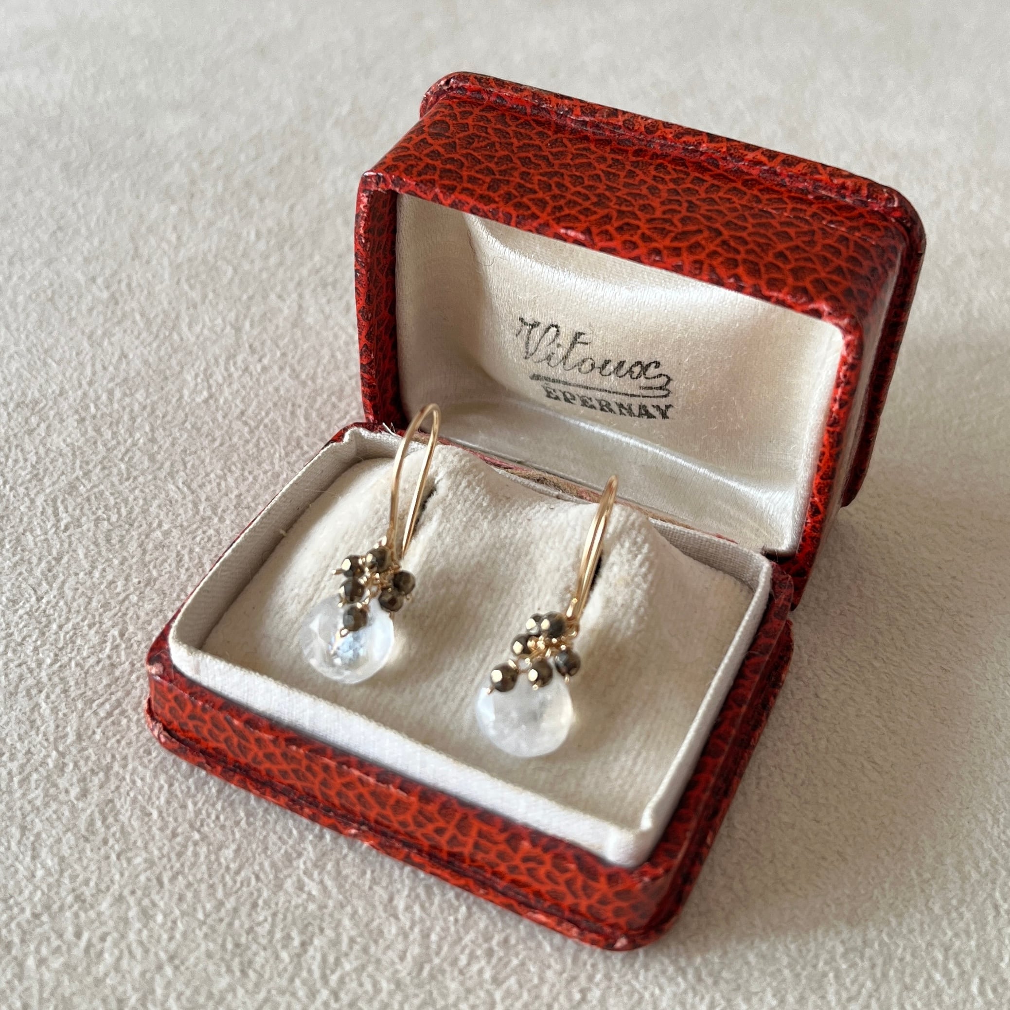 ムーンストーンのフックピアス(イヤリング)