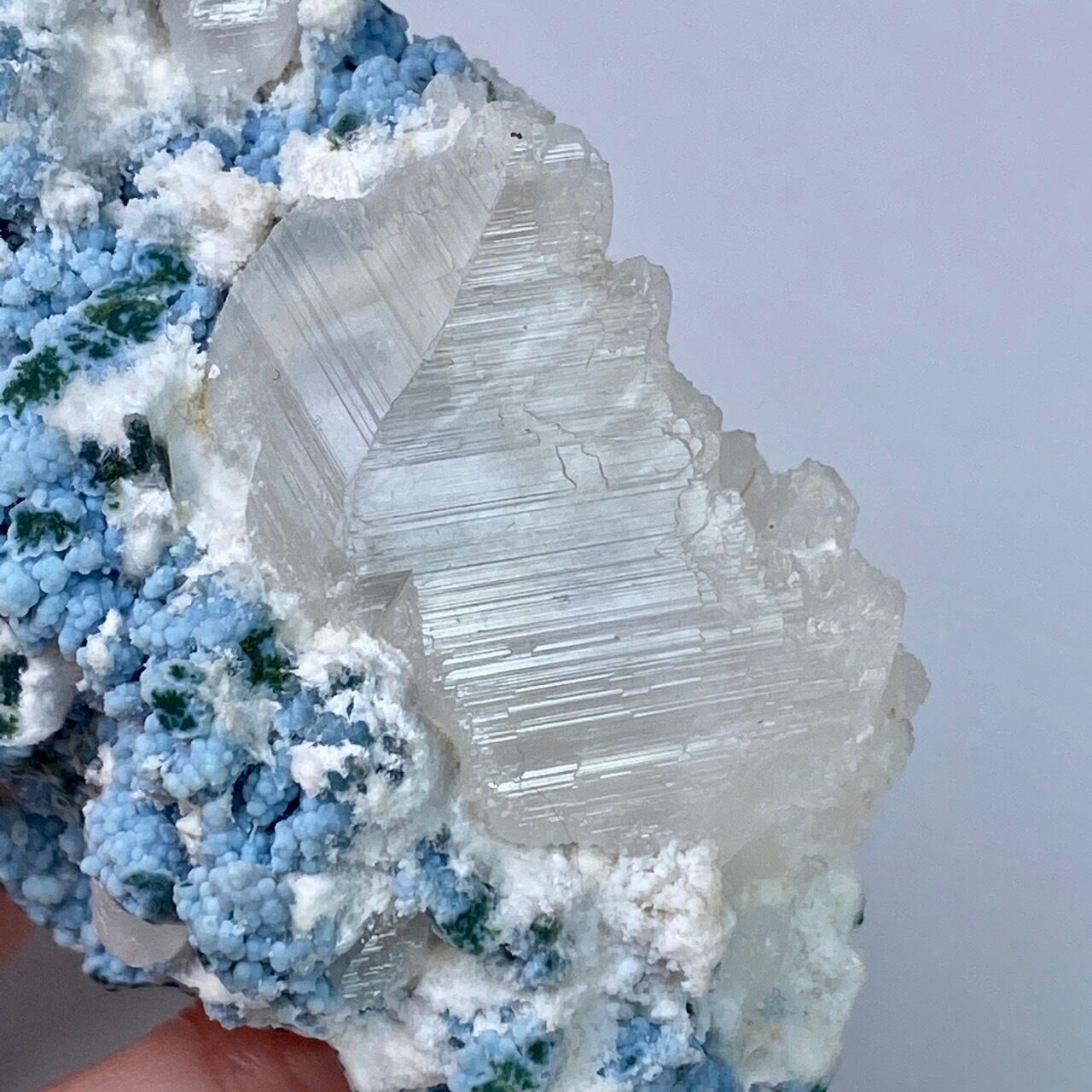 カルサイト共生ブルーカルセドニーのクラスター Blue chalcedony