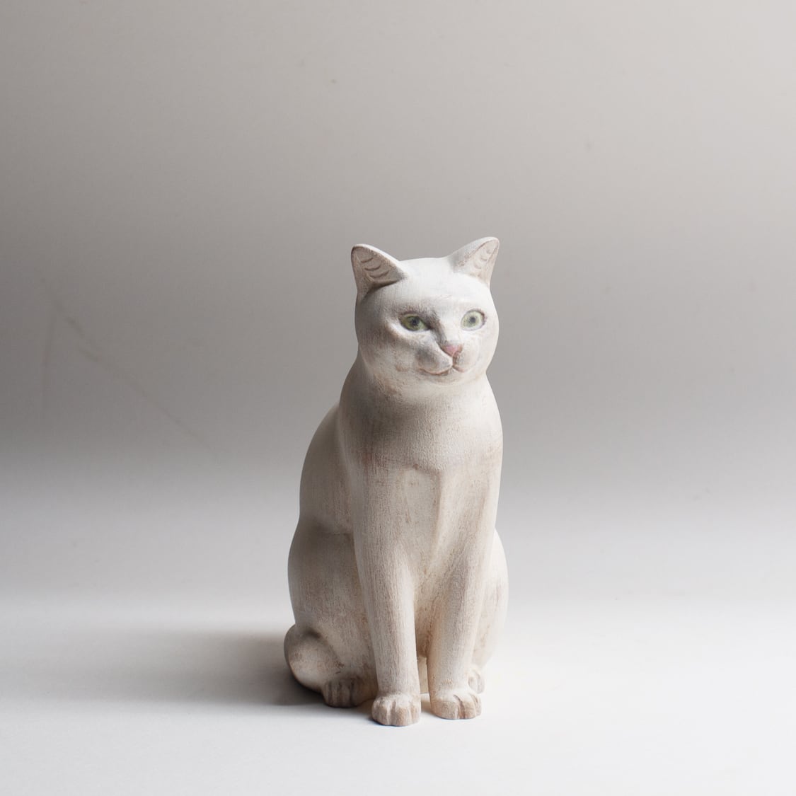 スギサキマサノリさんの木彫（猫）です スギサキ彫刻工房