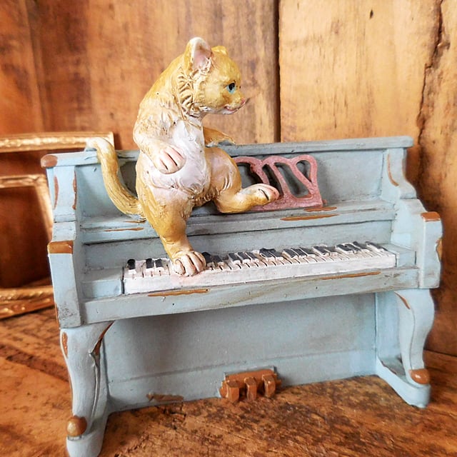 (260)　キーストーン　キャットピアノ　アンティーク調　猫とピアノ　置物 | *tinis* 猫・うさぎ雑貨のお店 powered by BASE