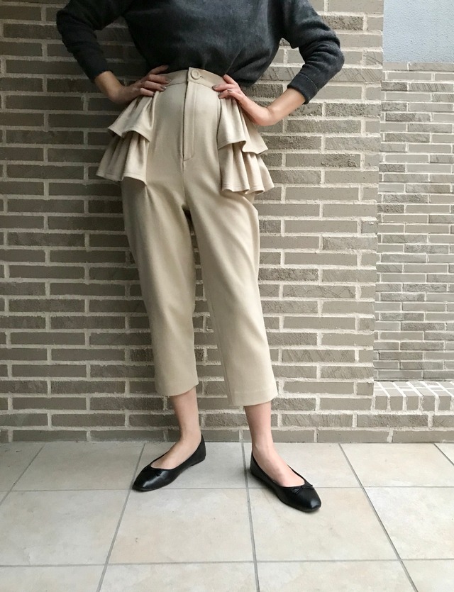 FRILL CROPPED PANTS  <BEIGE>