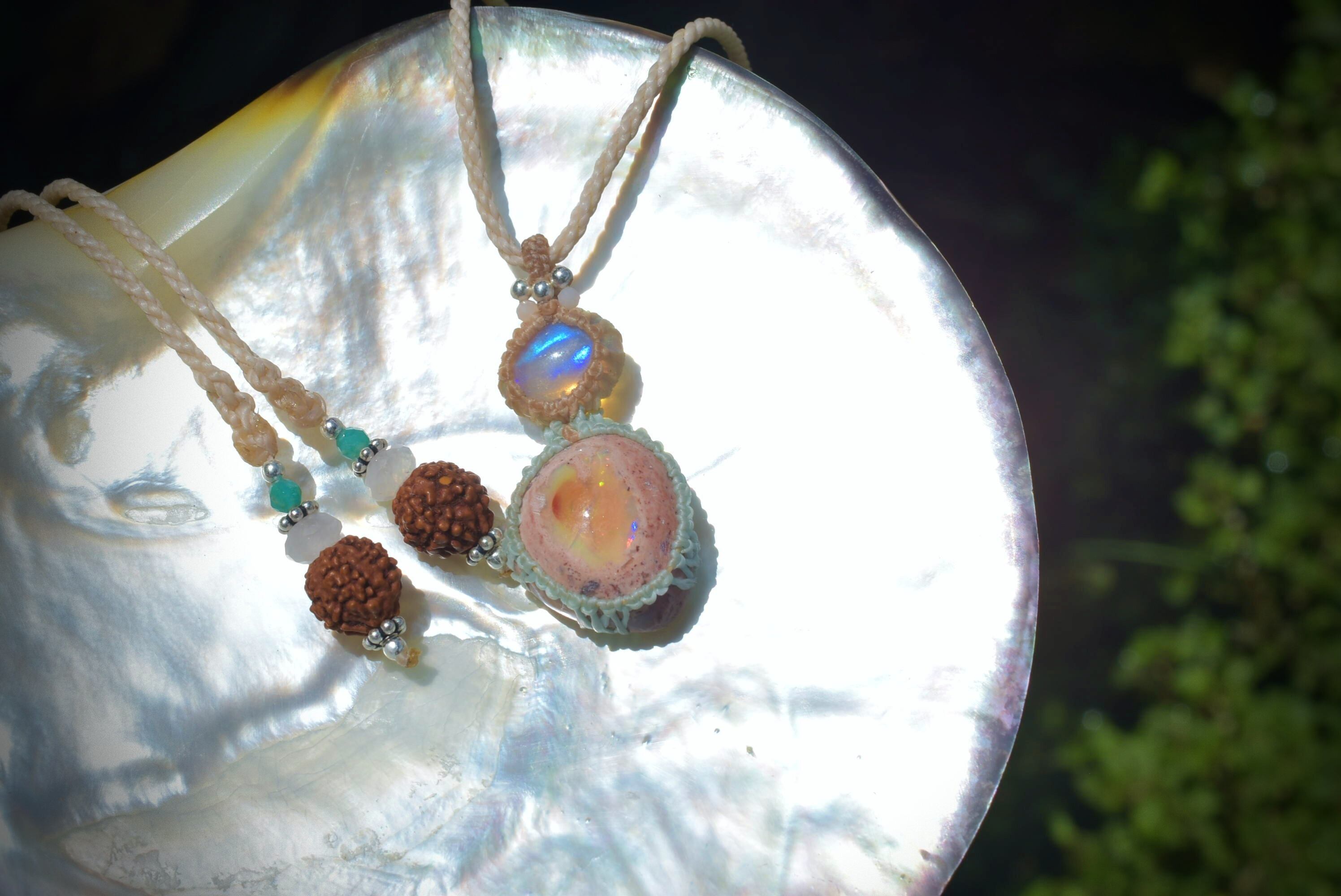 虹色オパールのマクラメネックレス オパールのマクラメ編みネックレス【ヒカリノアメ】 | iichi 日々の