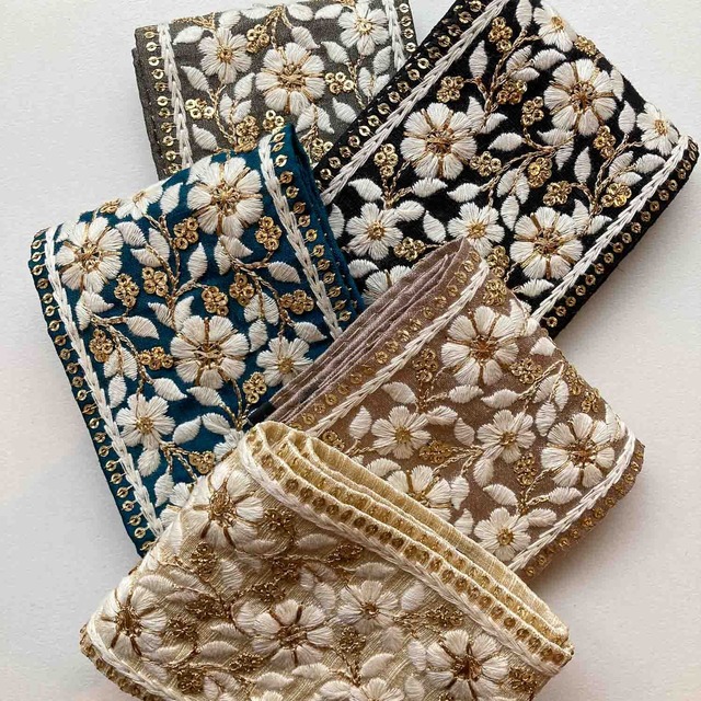 白花とスパンコールのローシルク刺繍リボン（50cmカット）