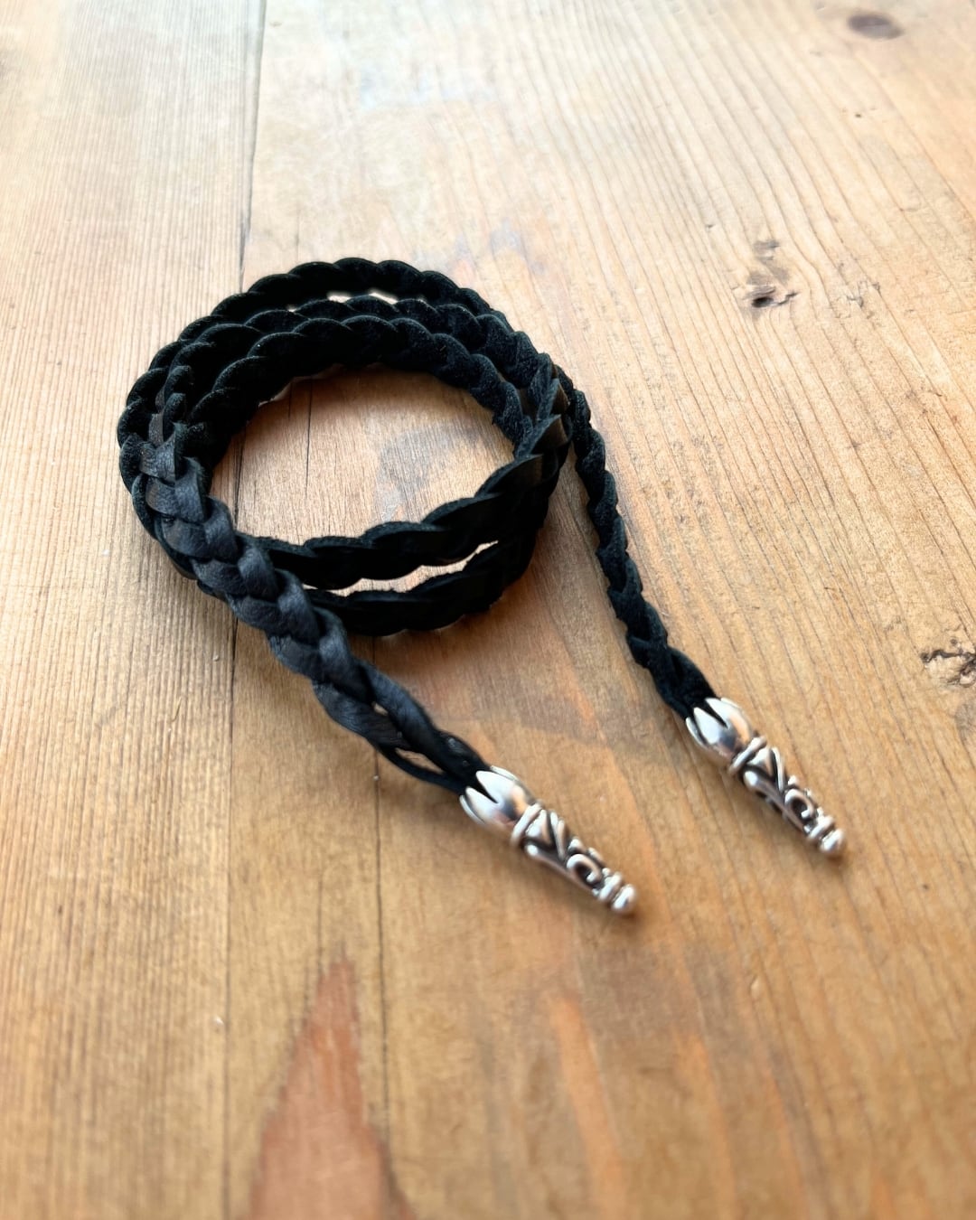 三つ編み革紐ブレスレット