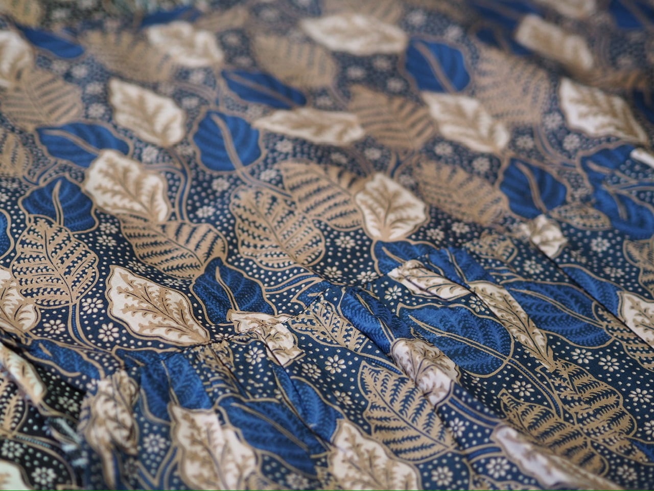 バティック柄/クロップドギャザーブラウス | isica 〜 心を緩め