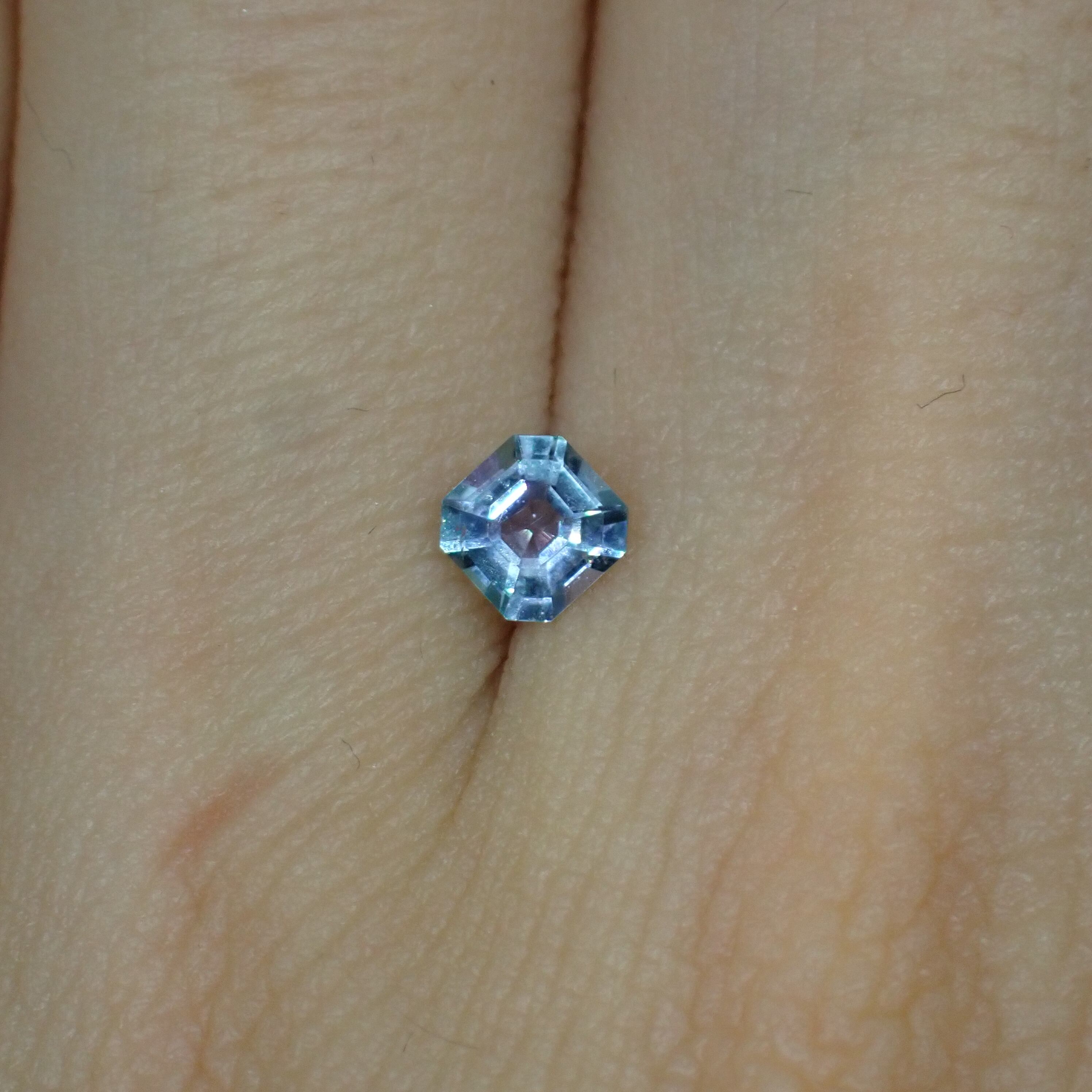 珍しいアッシャー風カット!ブルー系コーネルピン 0.312ct 珍しいアッシャー風カット!ブルー系コーネルピン 0.312ct