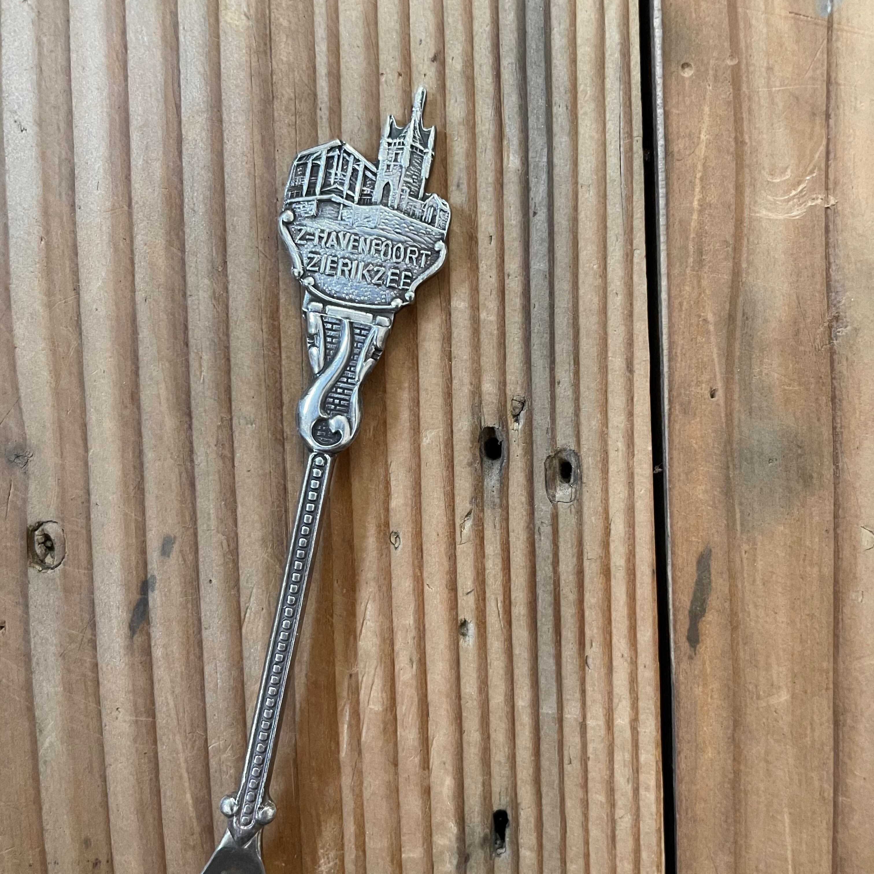 建物と跳ね橋のティースプーン