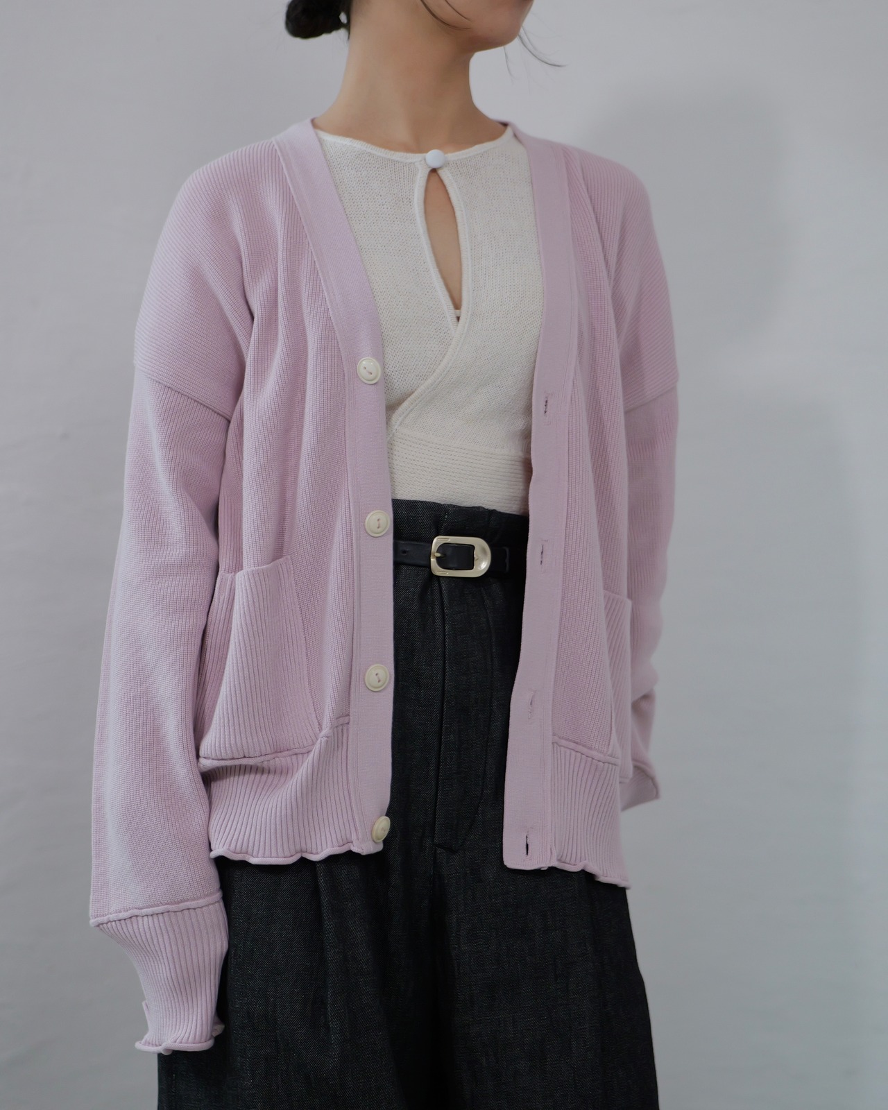 METHO - Outline Stitch Cardigan ：apollo Pink｜背面ハンドステッチ／背中カットで“帽子”に／水牛ボタン