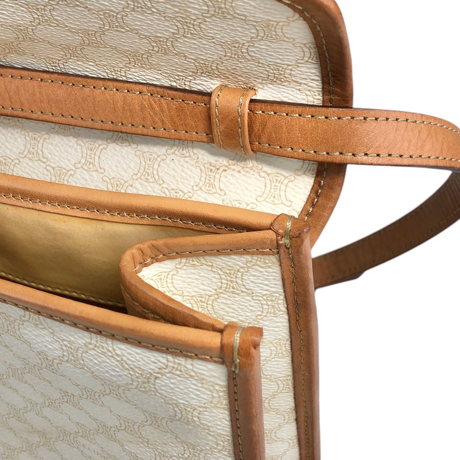 ★CELINE セリーヌ マカダム  ショルダーバッグ ホワイト ブラゾン型押し PVC レザー  j56zbi CELINE セリーヌ マカダム ショルダーバッグ ホワイト ブラゾン型押し