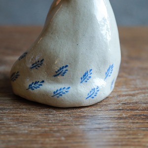 優しい表情で微笑む、陶器のネコ