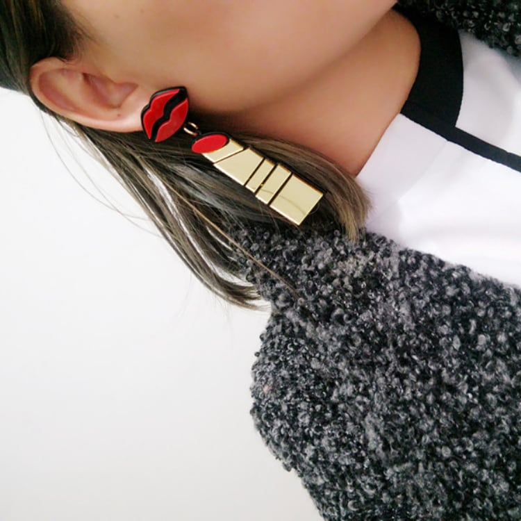 唇にリップスティック ピアス イヤリング ホット レッド リップ 口紅
