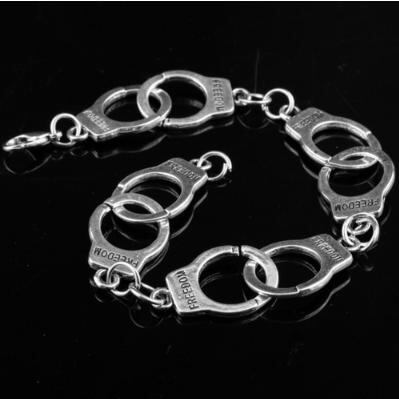 銀3連手錠③ 169 芸能人にも人気！手錠モチーフが4個連結