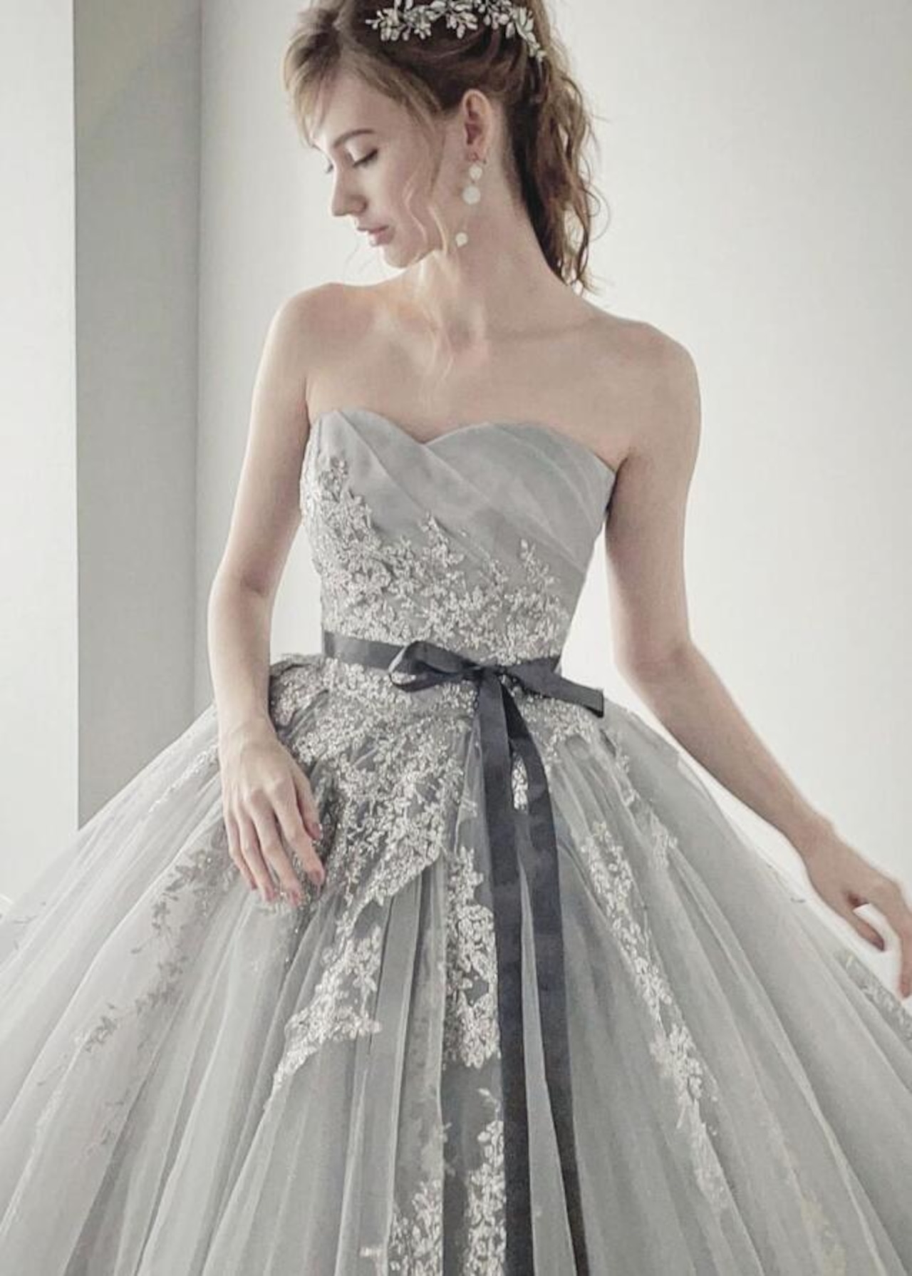 高品質 カラードレス ブルーグレー ベアトップ サッシュベルト シアー  