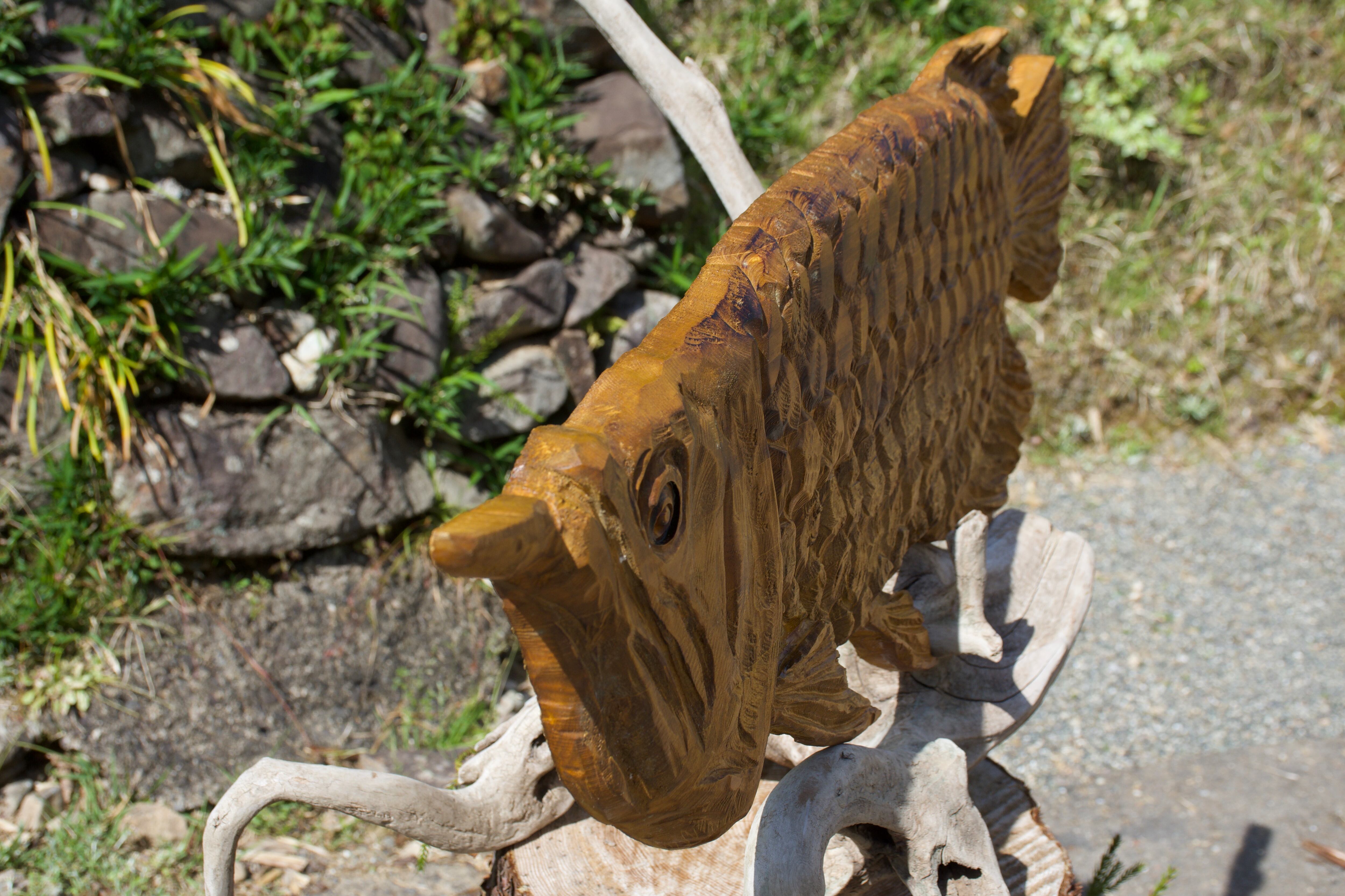 アロワナ 壁掛け チェーンソーアート彫刻作品 | チェンソーアート彫哲