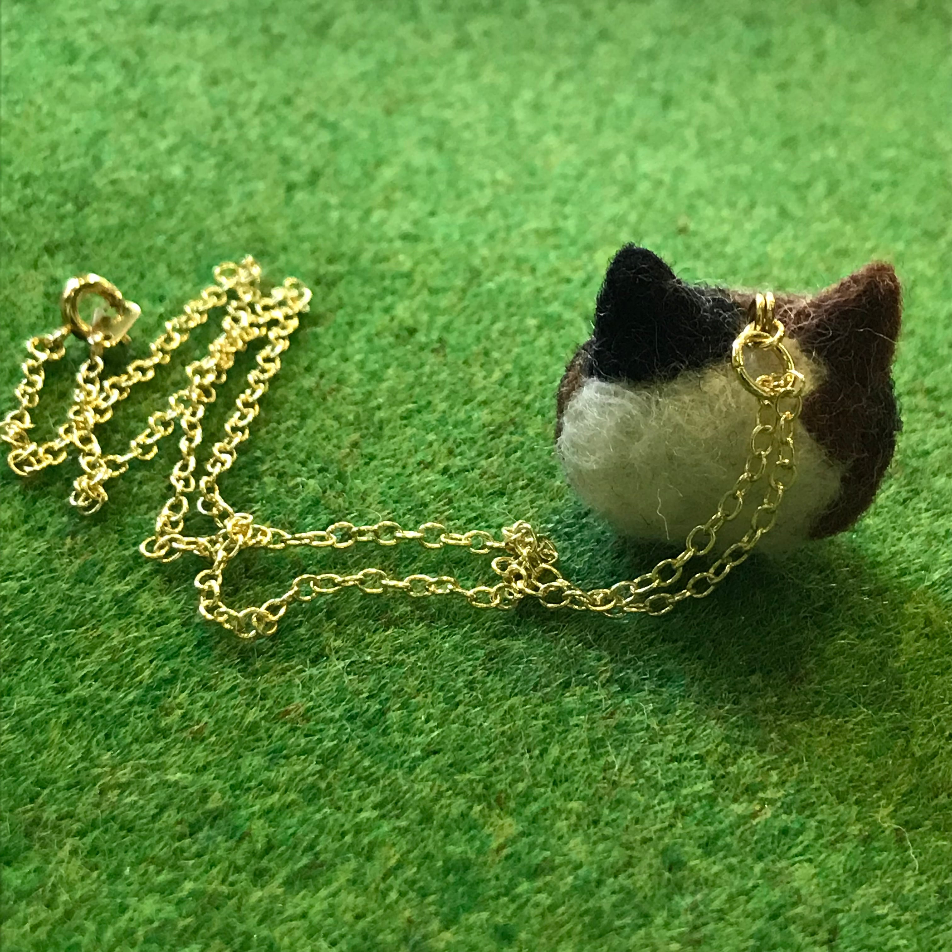 三毛ネコのぷっくりフェイスネックレス | ほしねこ