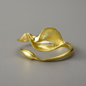 オランダカイウのリング- 指先にエレガントなアクセントを加える　R425