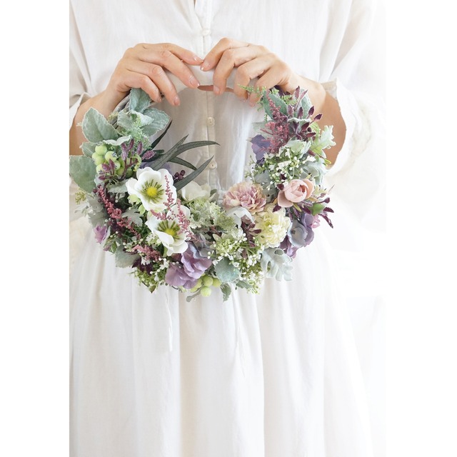 リースブーケ 白アネモネとシルバーリーフの リースブーケ アトリエ ペルル 花嫁さまの理想を叶える 素敵なブーケと装花