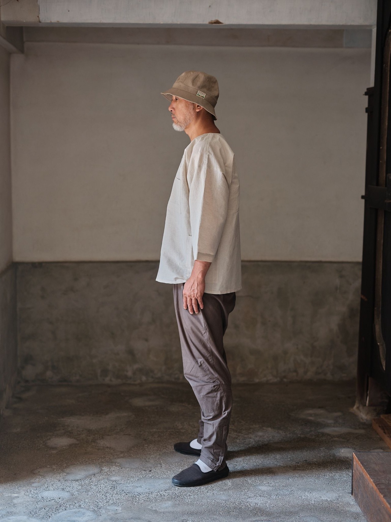 乘鞍印　綿麻ダボシャツ（灰白色）