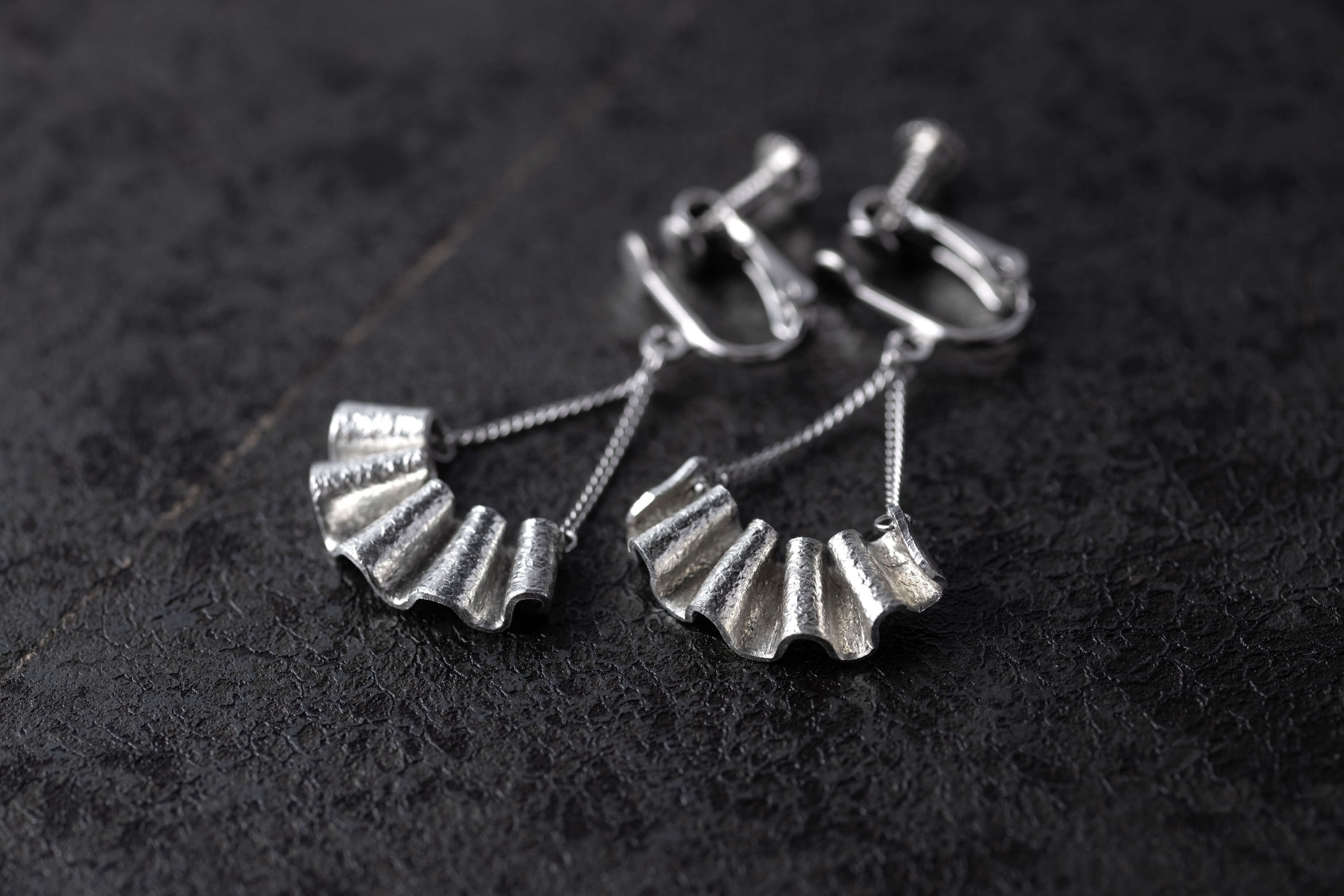 錫 ドレープ 揺れるピアス / イヤリング ｜ 大寺幸八郎商店・KOHACHIRO