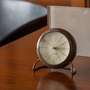 11月6日発売《限定》TABLE CLOCK 43712 AGING BANKERS［ARNE JACOBSEN］