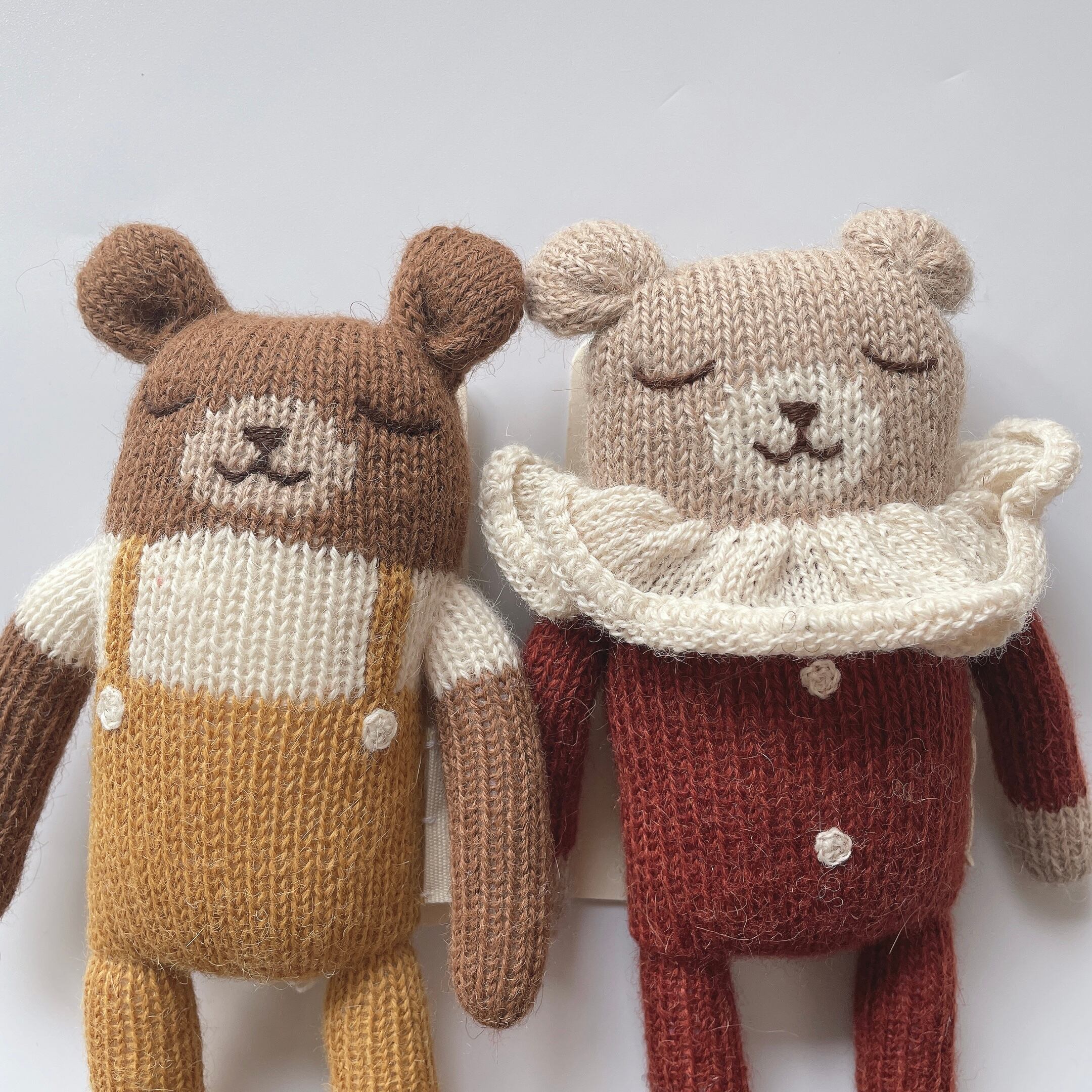Main Sauvage / teddy knit toy / ochre overalls | monchou