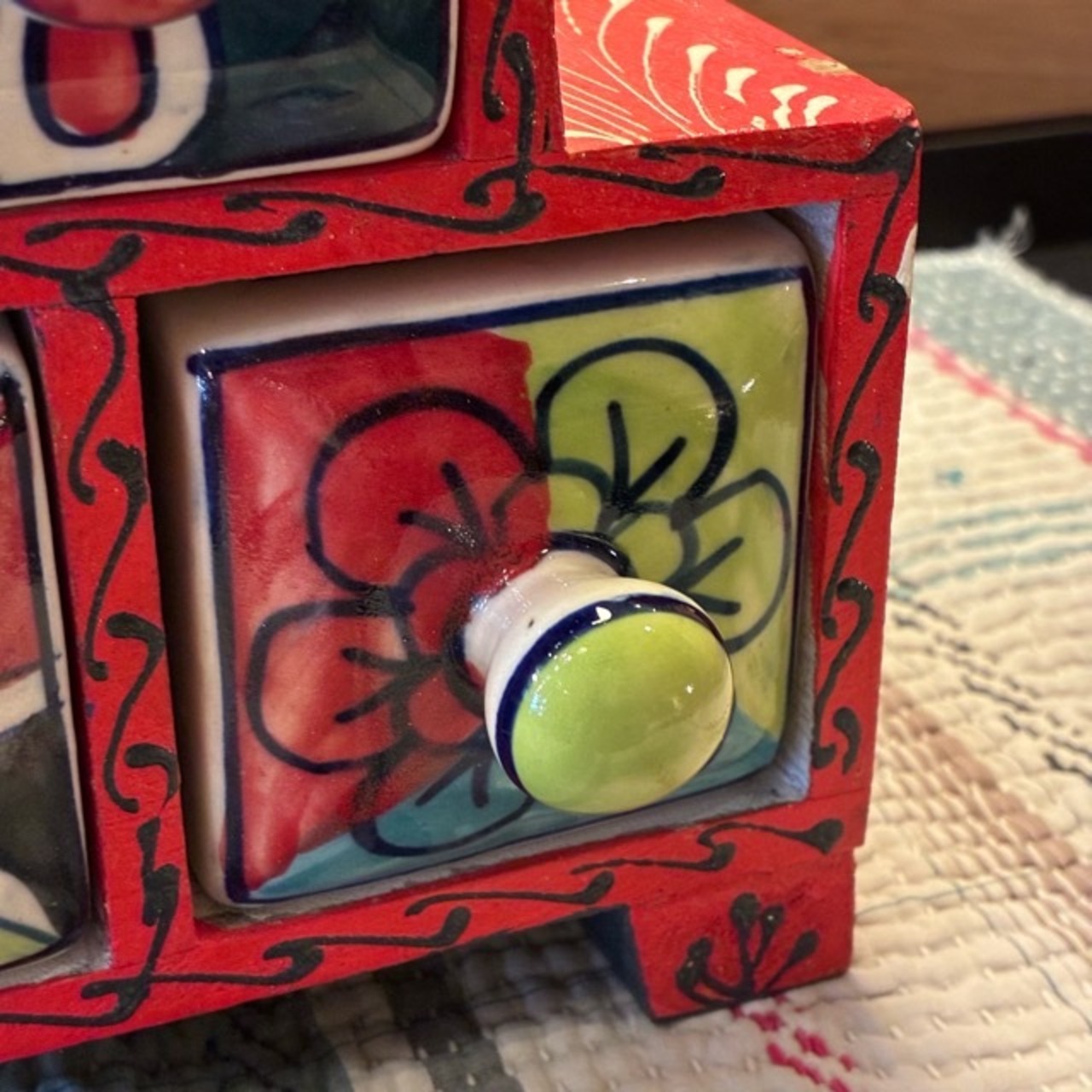 India Blue Pottery Mini 3-Drawer Unit　インド　ブルーポタリ3ドロワーチェスト　凸型　レッド　引き出し　置物　玄関収納　メヘンディアート　鍵入れ　印鑑入れ　ハンドメイド