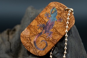 【杢の芸術】 アフゼリア キシレイ ドッグタグ 象嵌 木登りトカゲ