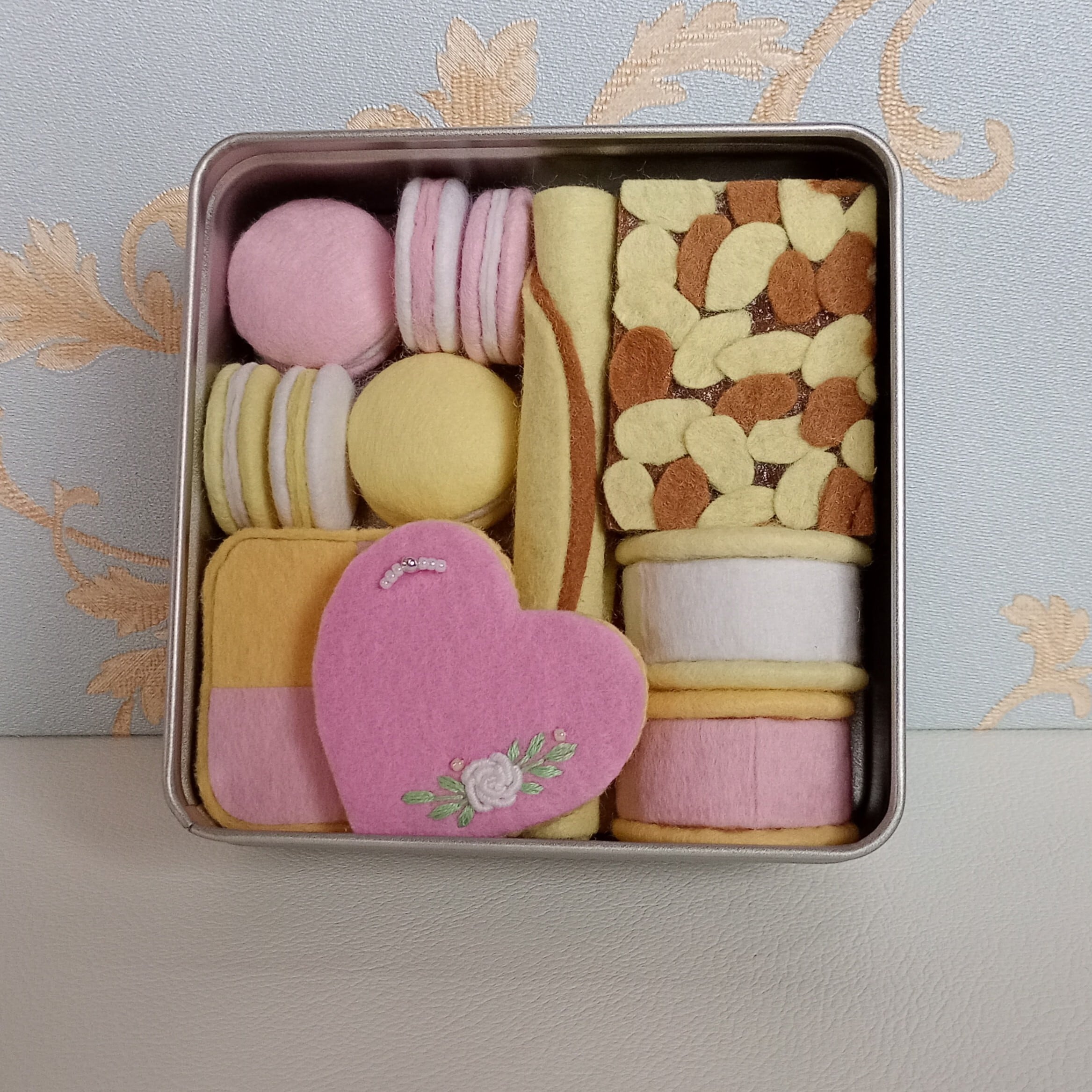 カナの青い箱【フェルト＆刺繍のおままごと】