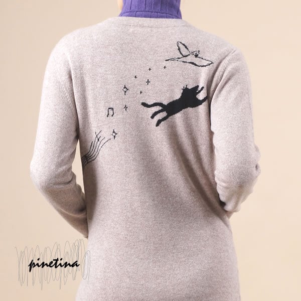 飛んでいく猫柄V衿カーディガン / カシミヤ100％ | カシミヤニットのJ