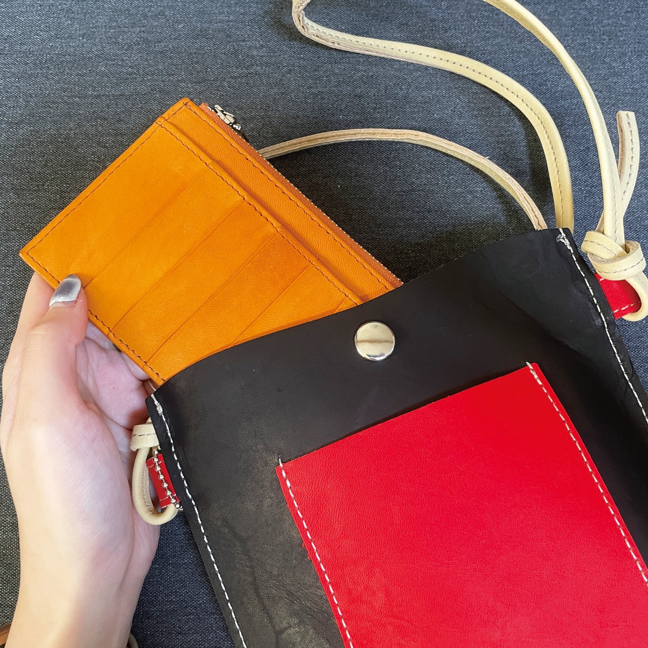 グローブレザー ポシェット 小物 ショルダー ブラック×レッド 【国産牛革】