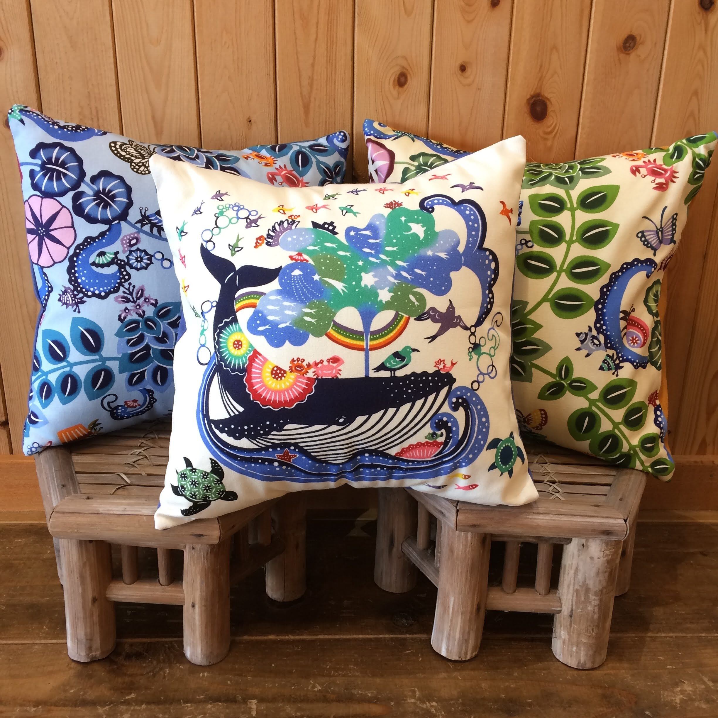 クッションカバー（30cm×30cm）くじらまつり | 虹亀商店