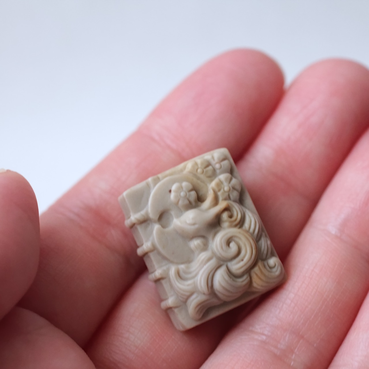 アラシャン瑪瑙 九尾彫刻 - 古書モチーフ 知恵 変化 天然石 パーツ I1003