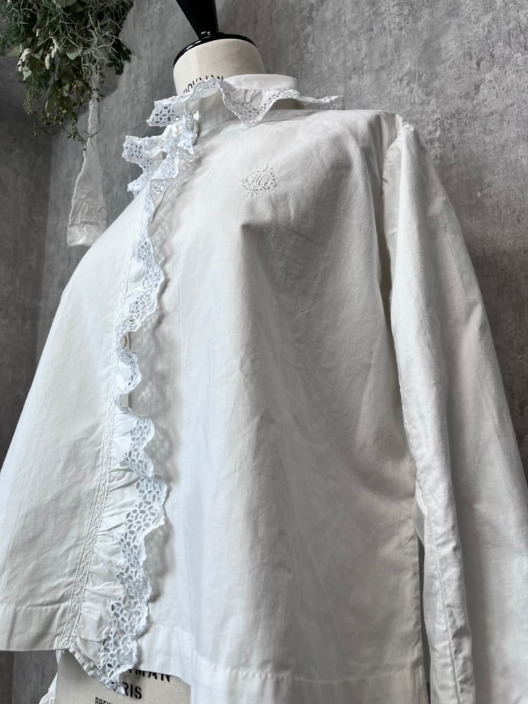 1900年代初頭 フランス フリルの刺繍がうっすら水色の珍しい