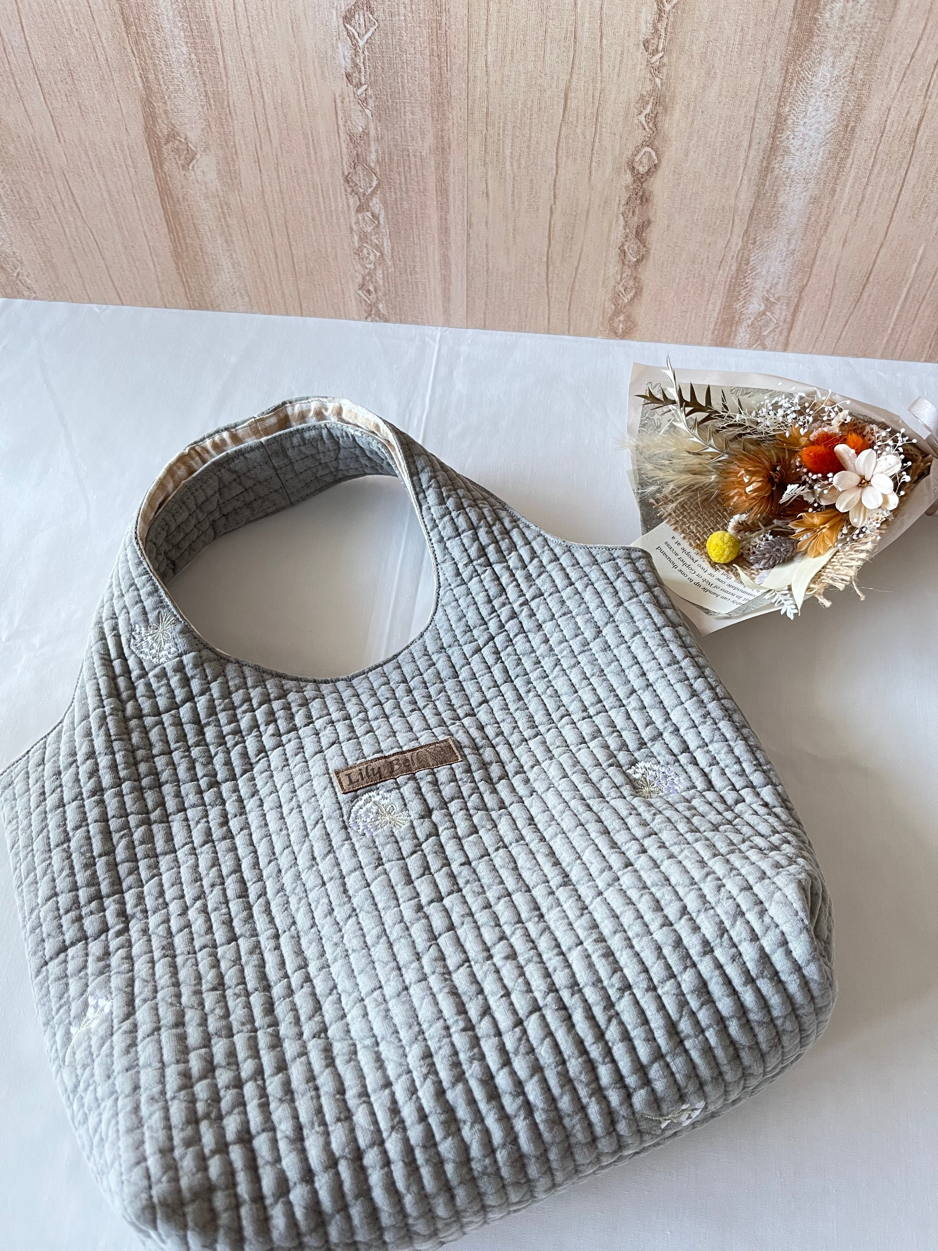 バッグ ☆かすみ草様専用です☆ 四面刺繍のトートバッグ