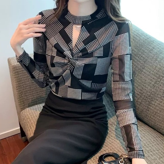 Cutout Long Sleeve Blouse V3572