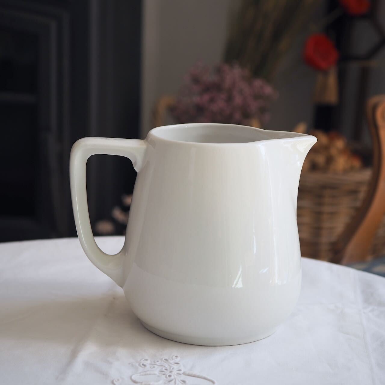 純白の水差しピシェ