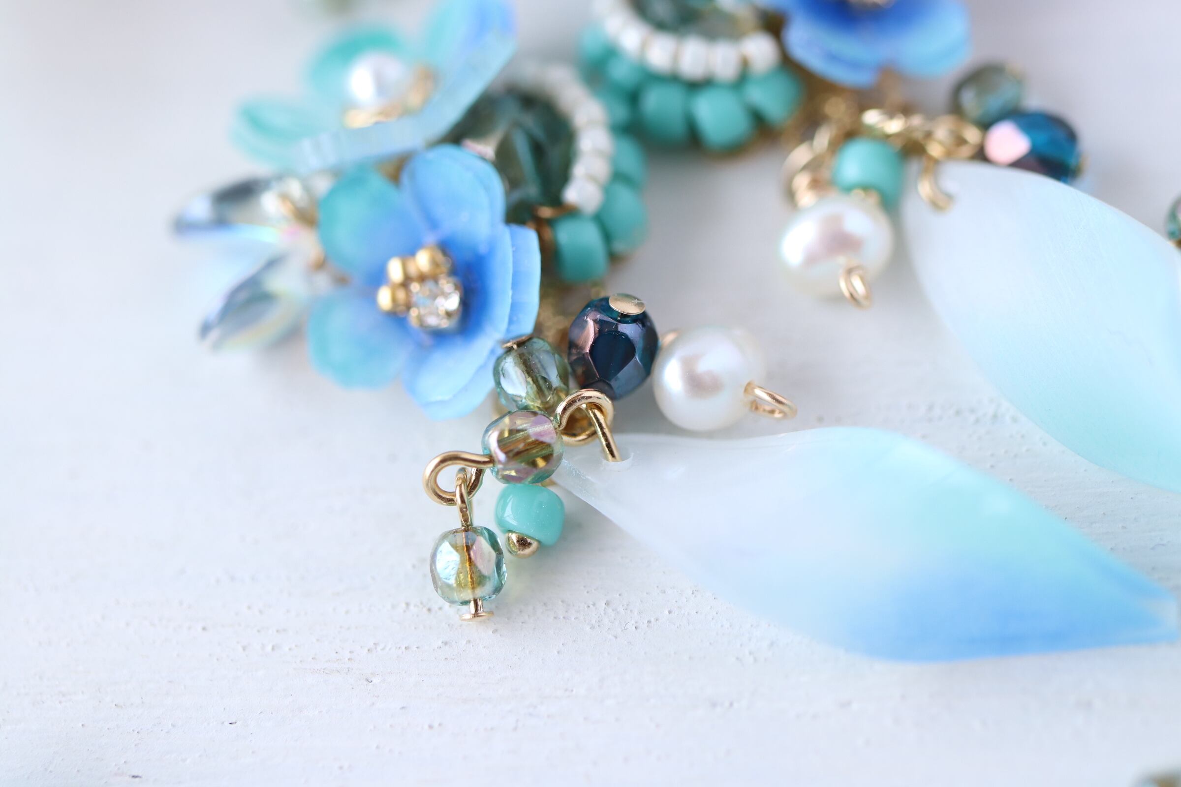 揺れるミントブルー花のピアス／イヤリング ミントブルー、花、flower 