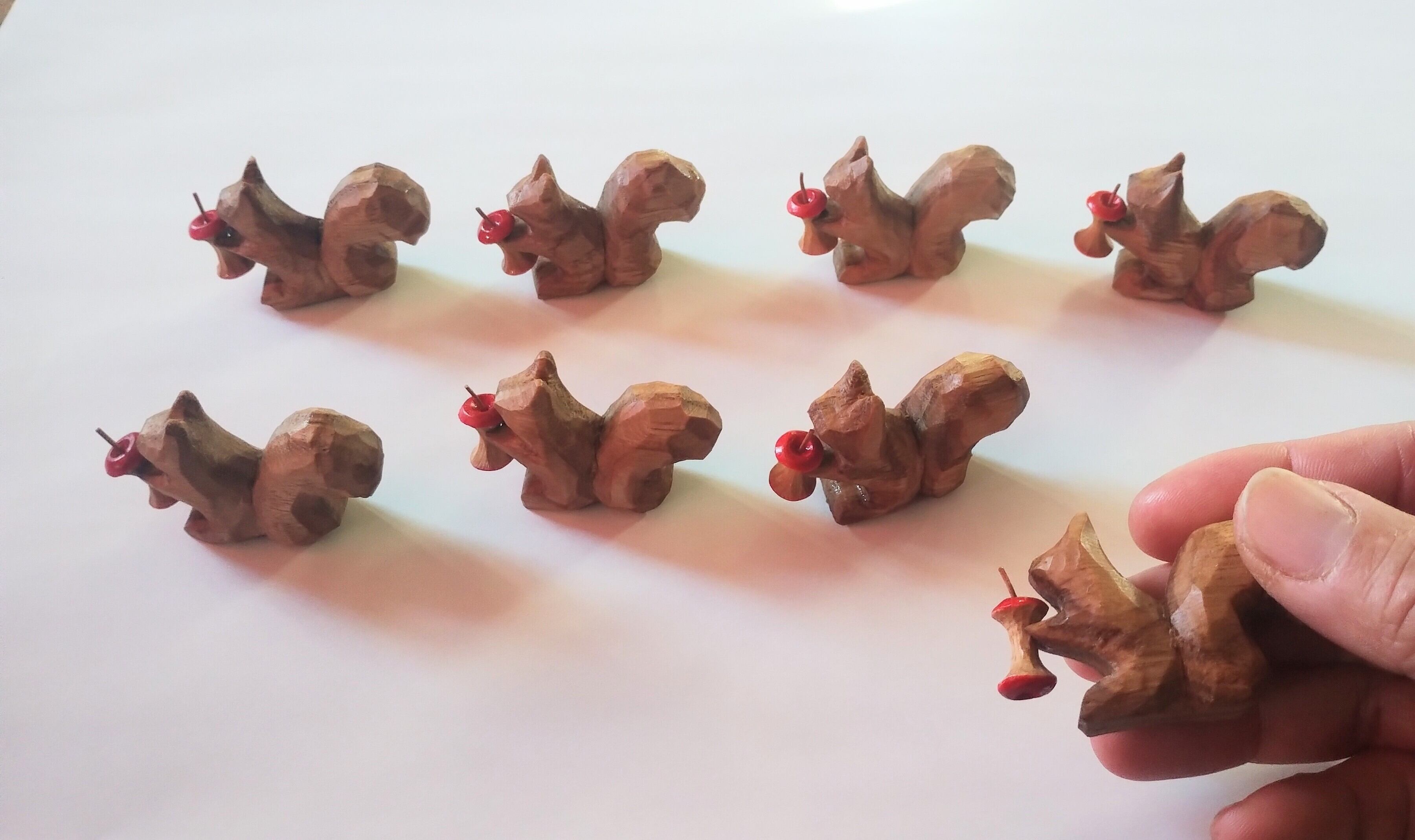 リスとリンゴ 木彫りの置き物 | seki omocha