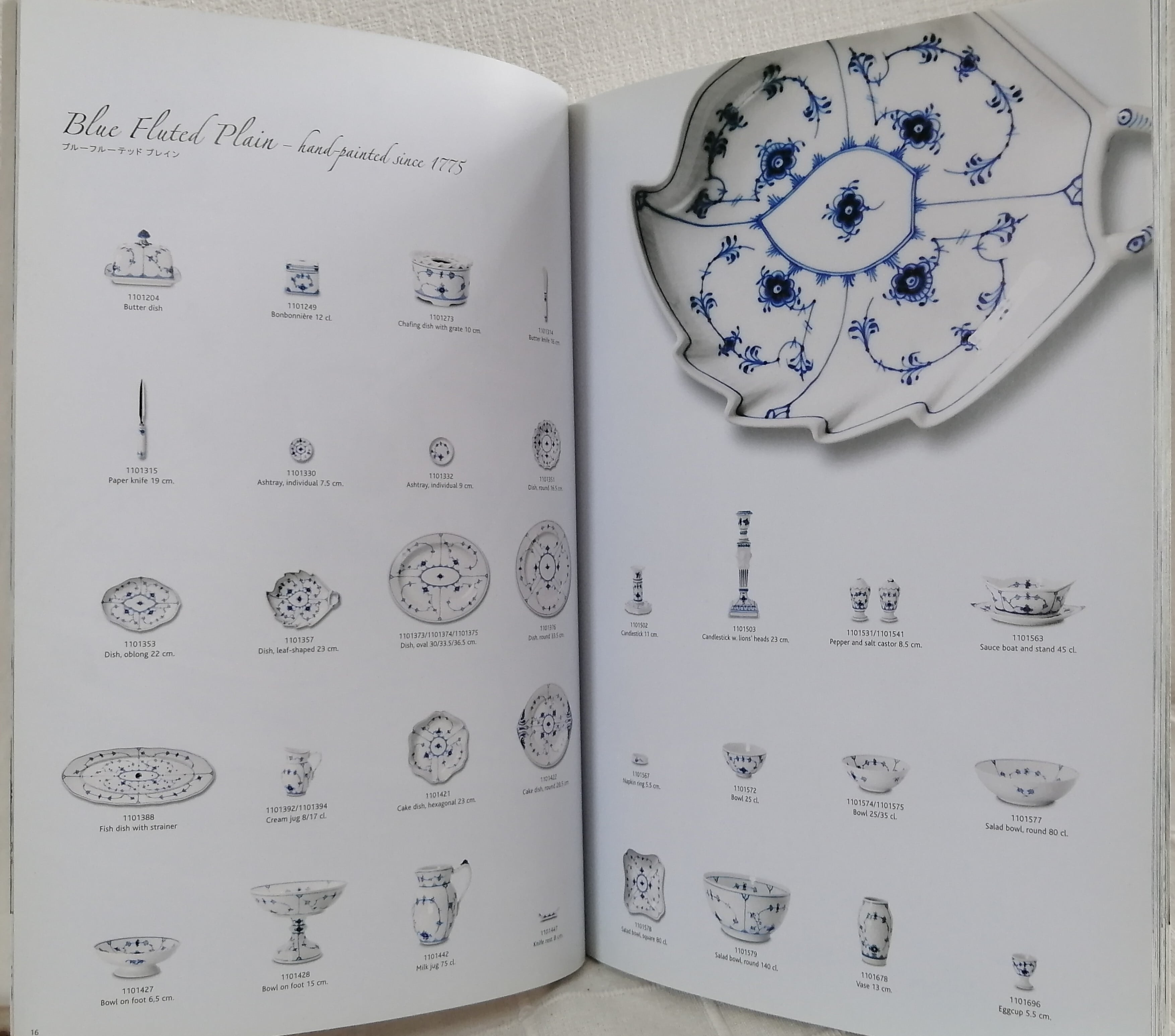 ロイヤルコペンハーゲン カタログブック ROYAL COPENHAGEN CREATING MOMENTS | 札幌の古書店 ビーバーズブックス  beaversbooks powered by BASE