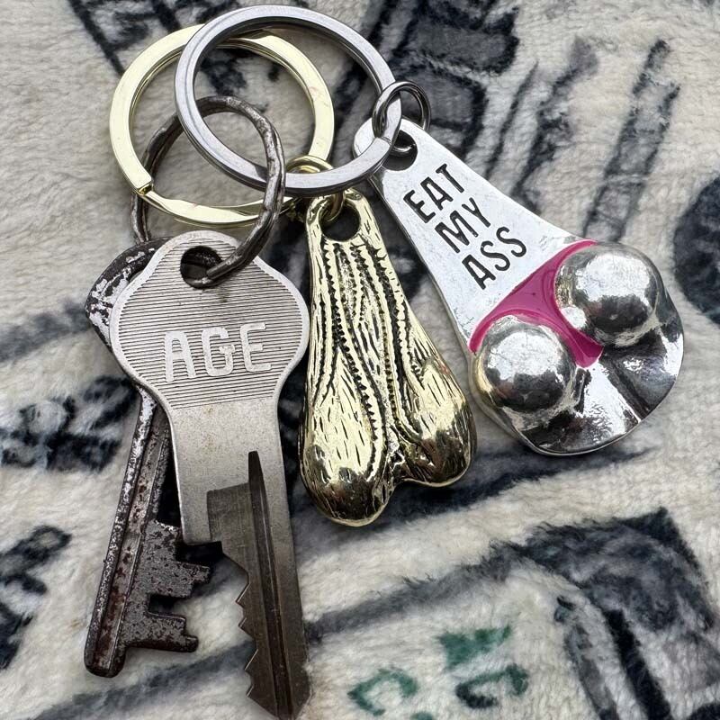 幸運を呼ぶ？魔除けにも！牛の睾丸、金玉、ブルズボール キーホルダー